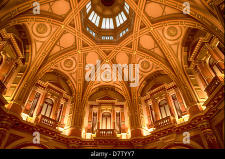 L'imponente grande entrata e la lobby a cupola di un edificio di Melbourne, Australia. Foto Stock
