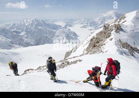 Escursione di alpinismo sul Monte McKinley, 6194m, Parco Nazionale di Denali, Alaska, STATI UNITI D'AMERICA Foto Stock