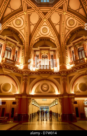 L'imponente grande entrata e la lobby a cupola di un ufficio di Melbourne edificio, Australia. Foto Stock