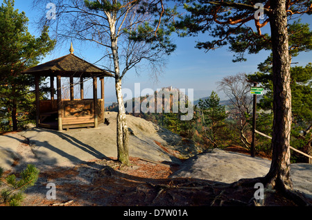 Schutzhütte und Aussichtspunkt Gohrischstein und Ansicht des Papststein, Svizzera Sassone, Sachsen, Deutschland Foto Stock