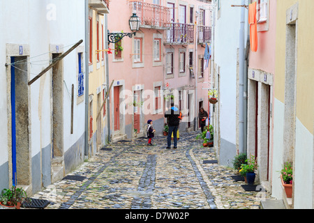 Strada stretta in Castelo District, Lisbona, Portogallo Foto Stock