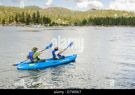 Kayaking sul Big Bear Lake, CALIFORNIA, STATI UNITI D'AMERICA Foto Stock