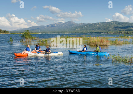 Kayaking sul Big Bear Lake, CALIFORNIA, STATI UNITI D'AMERICA Foto Stock