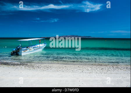 Barca su Playa Tecolote con Isola di Espiritu Santo in background, Baja California, Messico Foto Stock