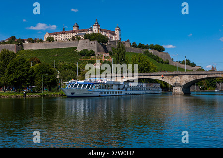 La nave di crociera sulla valle principale di Wurzburg, al di là della Fortezza di Marienberg, Franconia, Baviera, Germania Foto Stock
