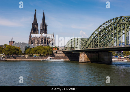 Ponte sul Reno e la Cattedrale di Colonia, Sito Patrimonio Mondiale dell'UNESCO, il fiume Reno, Colonia, nella Renania settentrionale-Vestfalia, Germania Foto Stock