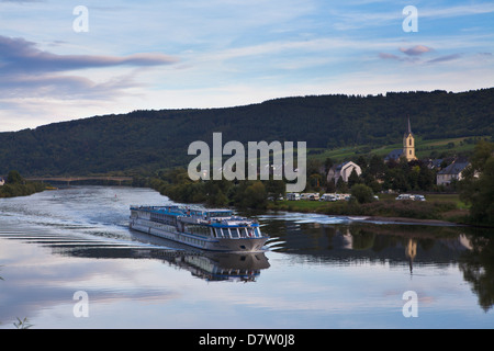 Fiume nave da crociera sul fiume Mosella nel tardo pomeriggio di luce, Germania Foto Stock