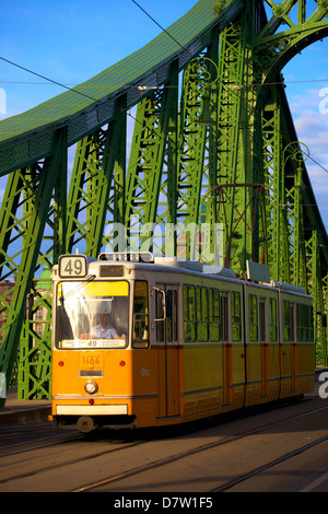 Ponte della Libertà e al tram, Budapest, Ungheria Foto Stock