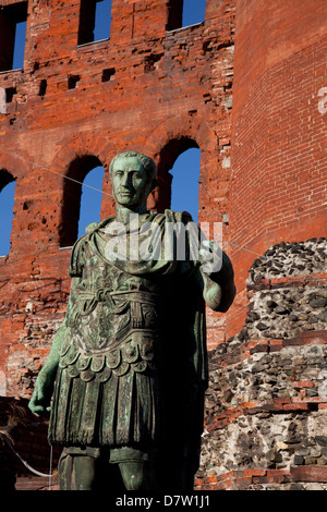 Julius Caesar statua e la Porta Palatina (Porta Palatina), la civitas Romana ora noto come Torino. Torino Piemonte, Italia Foto Stock