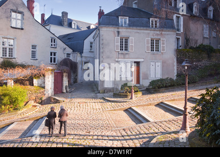 La gente camminare attraverso la parte vecchia della città di Angers, Maine-et-Loire, Francia Foto Stock