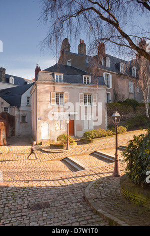 La gente camminare attraverso la parte vecchia della città di Angers, Maine-et-Loire, Francia Foto Stock