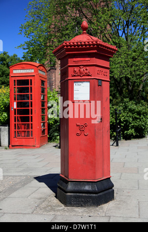 Rosso pilastro vittoriano box con red Giles Gilbert Scott cabine telefoniche in background, Abbazia Foregate, Shrewsbury Foto Stock