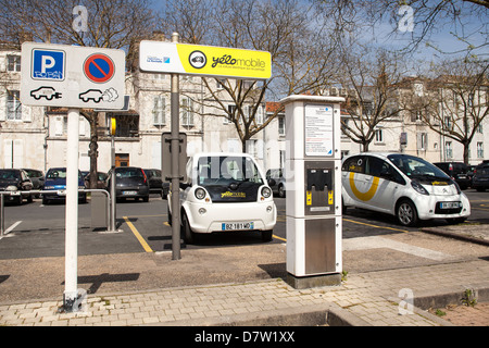 Un Yelomobile electric car sharing Station nel centro storico della città di La Rochelle Francia Foto Stock