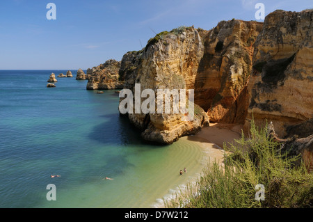 Weathered scogliere di arenaria e pile di mare a Praia Dona Ana, Lagos, Algarve, PORTOGALLO Foto Stock