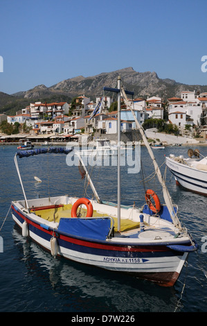 Barche da pesca ormeggiate nel porto di KOKKARI, SAMOS, orientale, Sporadi isole greche, Grecia Foto Stock