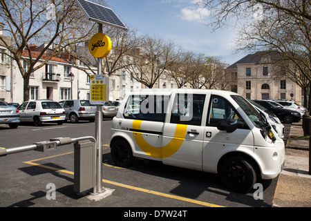 Un Yelomobile electric car sharing Station nel centro storico della città di La Rochelle Francia Foto Stock