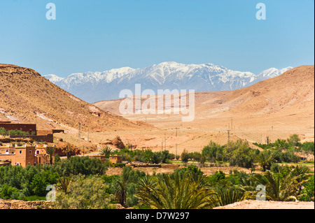 Snow capped Alto Atlante dalla Kasbah Ait Ben Haddou, vicino a Ouarzazate, Marocco, Africa del Nord Foto Stock