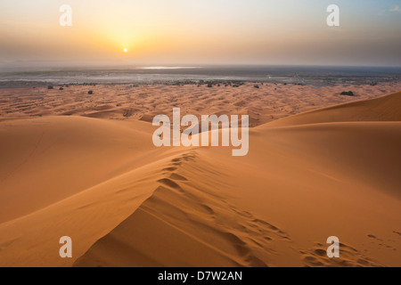 Tramonto a Erg Chebbi Desert dalla cima di un 150m duna di sabbia, Sahara Deserto vicino a Merzouga, Marocco, Africa del Nord Foto Stock