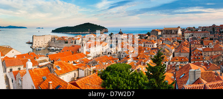 Paese vecchio di Dubrovnik e l'isola di Lokrum da Dubrovnik mura, costa dalmata, Adriatico, Croazia Foto Stock