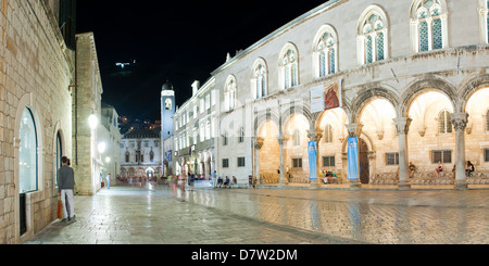 La città di Dubrovnik torre campanaria in Dubrovnik Città Vecchia di notte, Sito Patrimonio Mondiale dell'UNESCO, Dubrovnik, Croazia Foto Stock