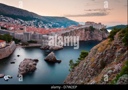 Dubrovnik e le mura della città di sunrise, da Fort Lovrijenac, Dubrovnik, costa dalmata, Adriatico, Croazia Foto Stock