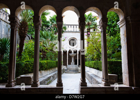 Cortile interno Monastery-Museum francescano, Dubrovnik Città Vecchia, sito Patrimonio Mondiale dell'UNESCO, Dubrovnik, Croazia Foto Stock