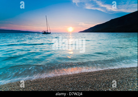 Mare Adriatico off spiaggia Zlatni Rat al tramonto, Bol, Isola di Brac, Dalmazia, Croazia Foto Stock