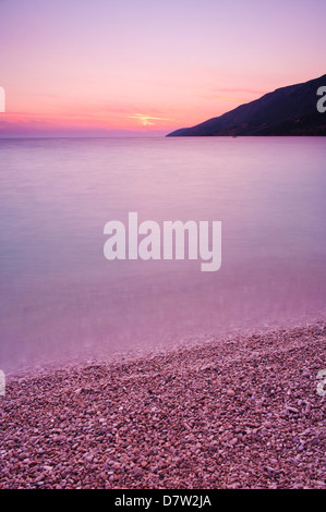 Mare Adriatico a spiaggia Zlatni Rat al tramonto, Bol, Isola di Brac, Dalmazia, Croazia Foto Stock