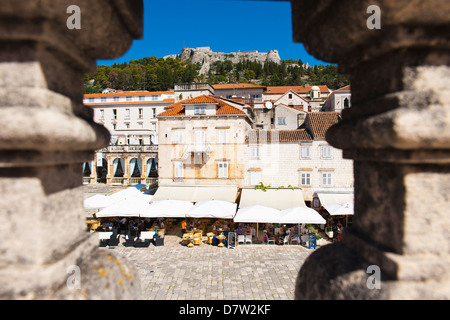 La fortezza spagnola al di sopra di San Stephens Square cafe, la citta di Hvar, isola di Hvar, Dalmazia, Croazia Foto Stock