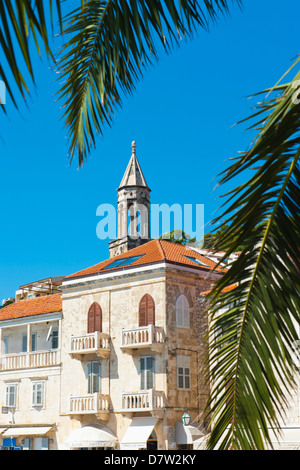 Campanile della chiesa nella città di Lesina centro, isola di Hvar, Dalmazia, Croazia Foto Stock