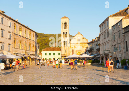 I turisti in vacanza a St. Stephens Square, la citta di Hvar, isola di Hvar, Dalmazia, Croazia Foto Stock