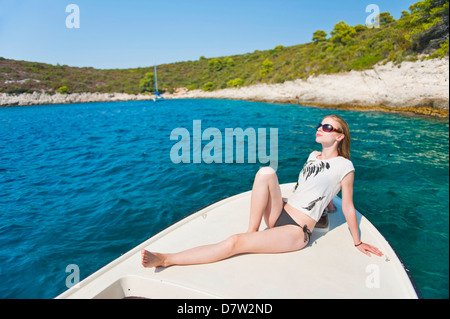Turismo a prendere il sole su una barca in isole di Pakleni (Isole Paklinski), Isola di Hvar costa dalmata, Mare Adriatico, Croazia Foto Stock