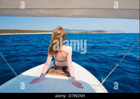 Turisti in vacanza su una barca in isole di Pakleni (Isole Paklinski), Isola di Hvar costa dalmata, Mare Adriatico, Croazia Foto Stock
