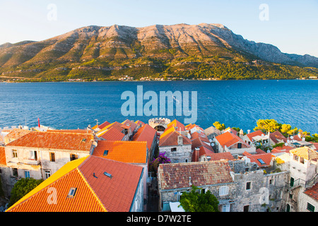 La città di Korcula al tramonto, vista in elevazione da Piazza San Marco Duomo torre campanaria, Isola di Korcula, costa dalmata, Adriatico, Croazia Foto Stock