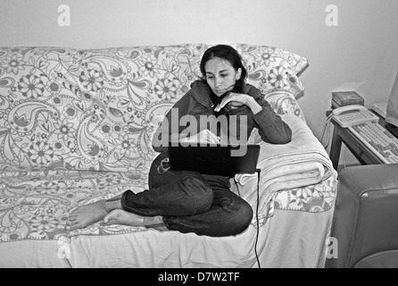 -Donna con Lap Top sul divano- Foto Stock