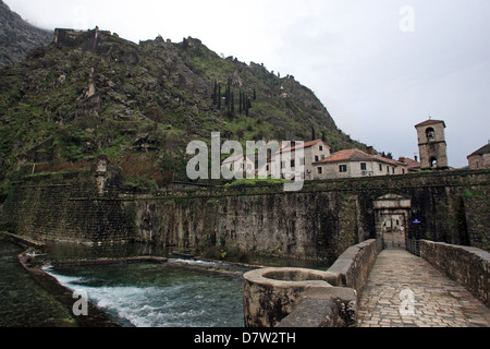 Il fiume porta porta nord CATTARO CITTÀ VECCHIA KOTOR Montenegro il 25 marzo 2013 Foto Stock