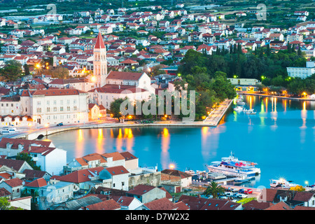 Cattedrale di San Lorenzo nella sera, Sito Patrimonio Mondiale dell'UNESCO, Trogir, costa dalmata, Adriatico, Croazia Foto Stock