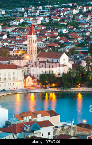 Cattedrale di San Lorenzo a Trogir di notte, Sito Patrimonio Mondiale dell'UNESCO, della costa della Dalmazia, Adriatico, Croazia Foto Stock