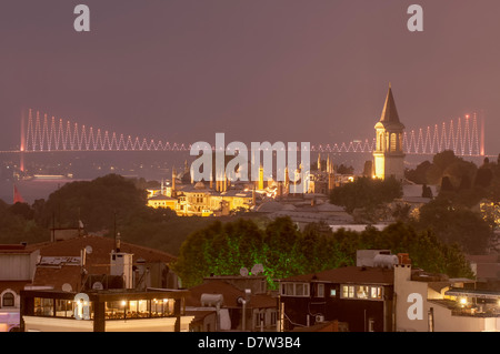 Il Topkapi Palace e il ponte sul Bosforo di notte, Istanbul, Turchia Foto Stock