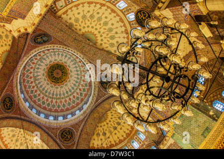 Yeni Cami o la nuova moschea, cupole e cupole, citta' vecchia di Istanbul, Turchia Foto Stock