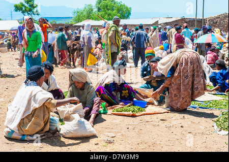 Le donne la vendita di verdura, Lalibela mercato, Amhara Region, Etiopia settentrionale Foto Stock