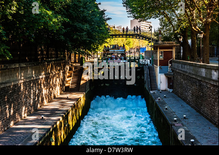 Imbarcazione turistica in un canale lock Canal Saint Martin, Paris, Francia Foto Stock