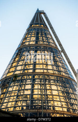 L'architettura in vetro e acciaio guglia che tappi la storica Torre Shot in Melbourne Central shopping mall. Foto Stock