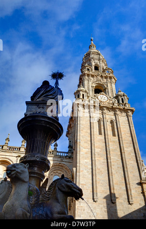 Cattedrale e fontana in Praterias Plaza de Santiago de Compostela, Sito Patrimonio Mondiale dell'UNESCO, Galizia, Spagna Foto Stock