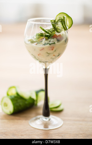 Fredda zuppa di cetriolo con verdure Foto Stock