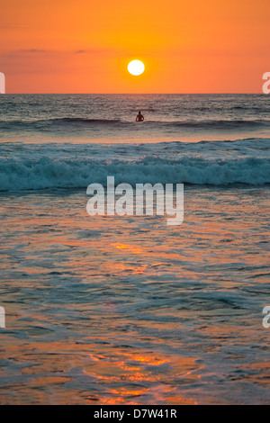 Tramonto a Playa Guiones surf beach, Nosara, Nicoya peninsula, provincia di Guanacaste Costa, Costa Rica Foto Stock