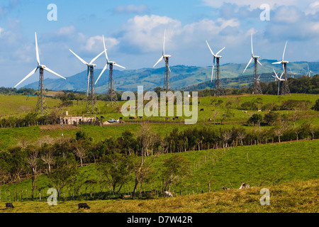 Alcuni dei 55 20MW turbine a vento Tilaran fattoria di potenza in colline a ovest di Arenal, Tilaran, provincia di Guanacaste, Costa Rica Foto Stock