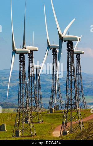 Alcuni dei 55 20MW turbine a vento Tilaran fattoria di potenza in colline a ovest di Arenal, Tilaran, provincia di Guanacaste, Costa Rica Foto Stock