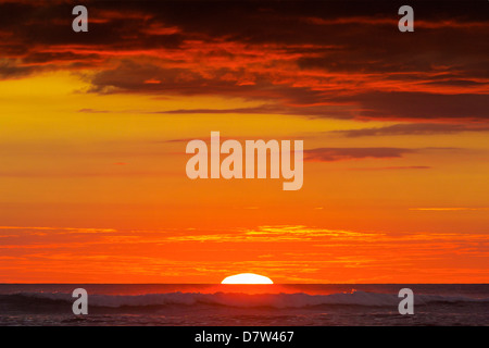 Tramonto e soleggiato nubi su Playa Guiones surf beach, Nosara, Nicoya peninsula, provincia di Guanacaste, Costa Rica Foto Stock