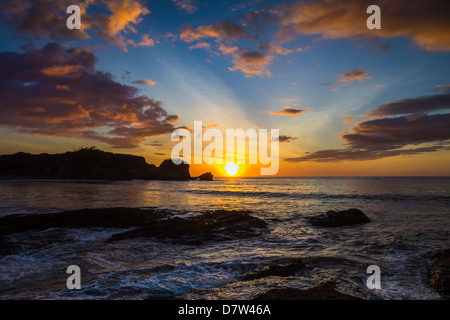 Tramonto dal promontorio a sud della bellissima Playa Pelada beach, Nosara, Nicoya peninsula, provincia di Guanacaste, Costa Rica Foto Stock